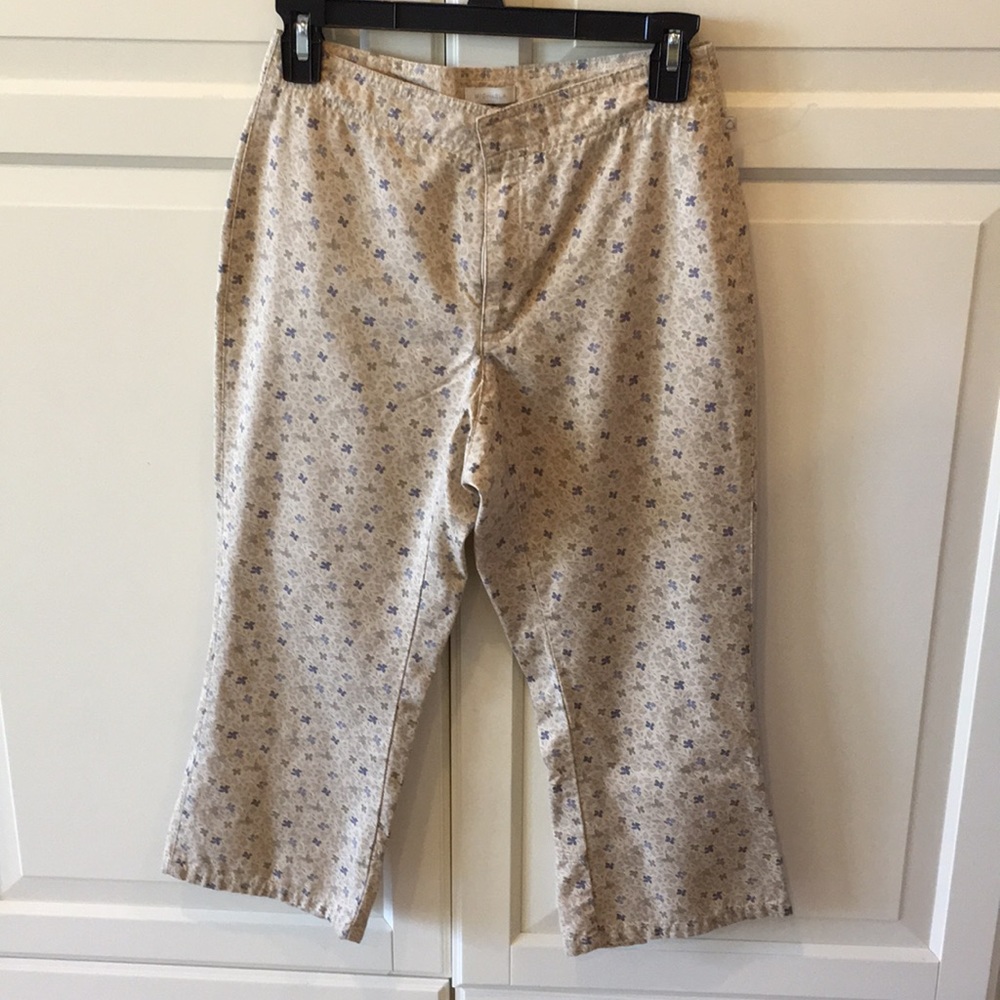 Printed Capri pants.